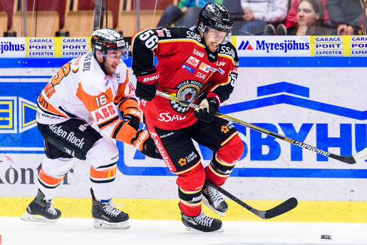 Karlskronas John Henrion jagar Luleås Jonathan Sigalet