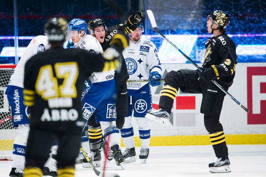 s Markus Lauridsen (th) gör 1-0 och jublar med Marcus