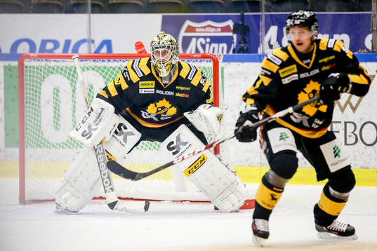 Skellefteås målvakt Markus Svensson  och Tim Heed