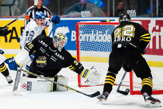 s Jonathan Léman räddar pucken på mållinjen bakom AIK:s