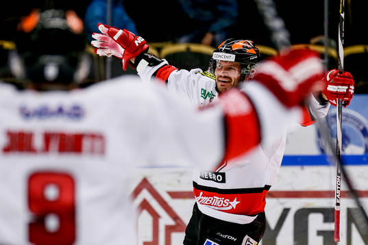Örebros  Johan Wiklander och Joonas Jalvanti  jublar