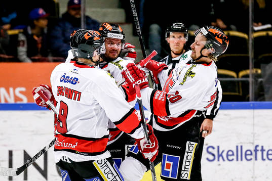 Örebros  Johan Wiklander och Marcus Weinstock jublar