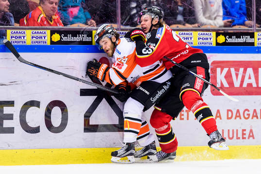 Luleås Christopher Mastomäki tackar Karlskronas Jimmy