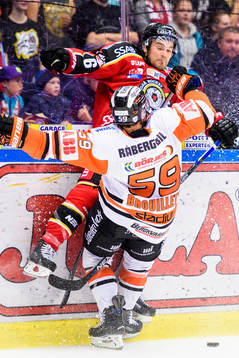 Luleås Craig Schira tacklar Karlskronas Julien Brouillette