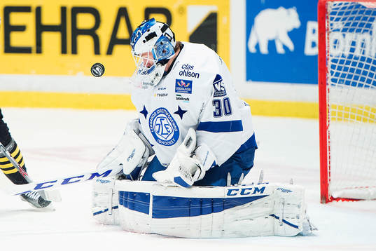 Leksands målvakt  Henrik Haukeland tappar kontrollen över