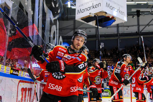 Luleås Craig Schira firar segern framför hemmafansen
