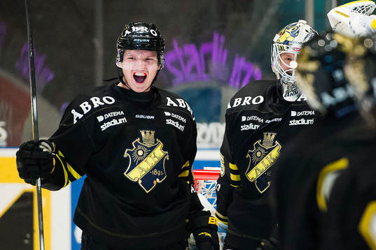 s Jonathan Léman och målvakt Robin Rahm jublar