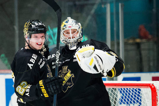 s Jonathan Léman och målvakt Robin Rahm jublar