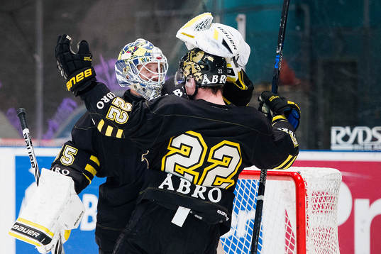 s Jonathan Léman och målvakt Robin Rahm jublar
