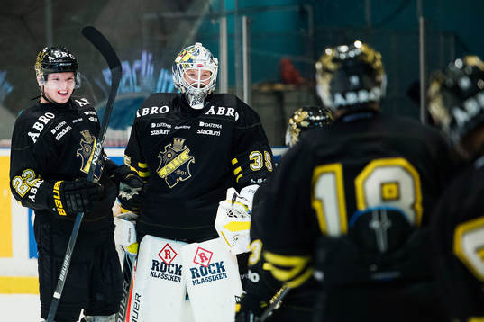 s Jonathan Léman och målvakt Robin Rahm jublar