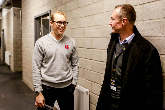 Örebros Joel Mustonen samtalar med Finlands