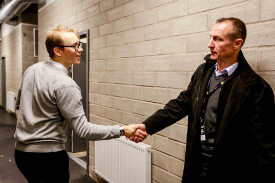 Örebros Joel Mustonen samtalar med Finlands