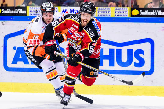 Luleås Jonathan Sigalet jagas av Karlskronas John Henrion