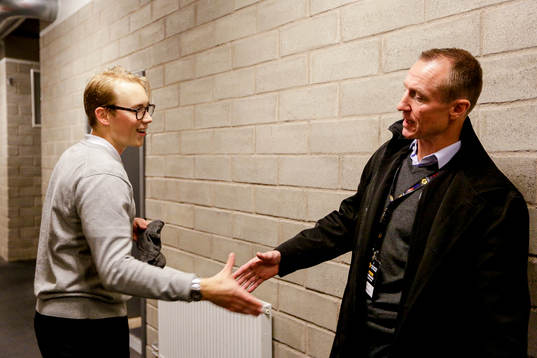Örebros Joel Mustonen samtalar med Finlands