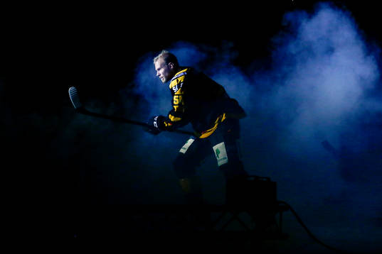 Skellefteås Alexander Urbom före ishockeymatchen i SHL