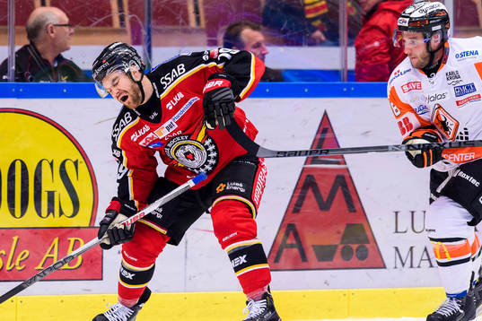 Luleås Jacob Lagacé grinar illa
