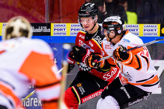 Luleås Lennart Petrell blir tacklad av Karlskronas Emil