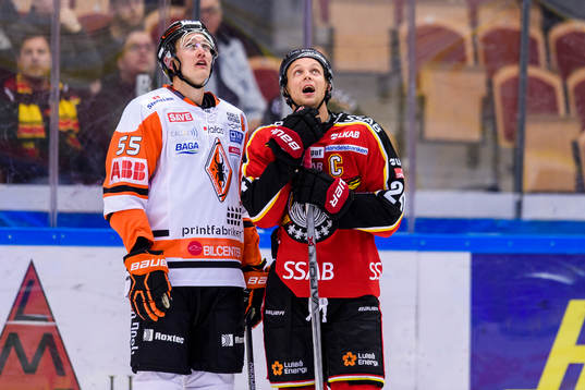 Karlskronas Tom Linder och Luleås Johan Harju tittar mot