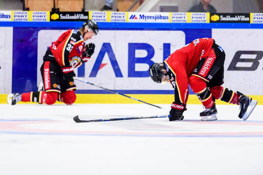 Två stycken Luleå spelare ligger på isen