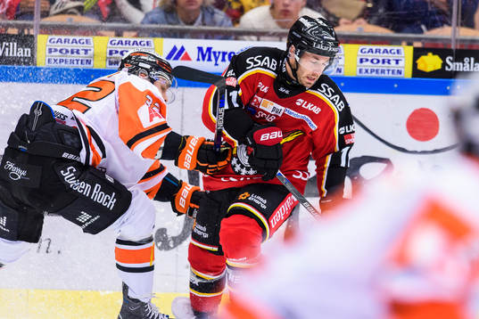 Karlskronas Anton Grundel stoppar Luleås Jacob Micflikier