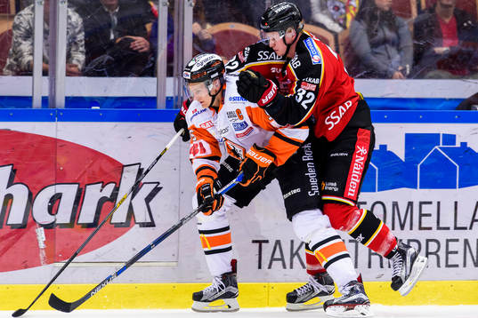 Luleås Lennart Petrell försöker komma förbi Karlskronas