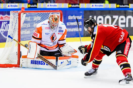 Karlskronas målvakt Patrick Galbraith räddar ett skott