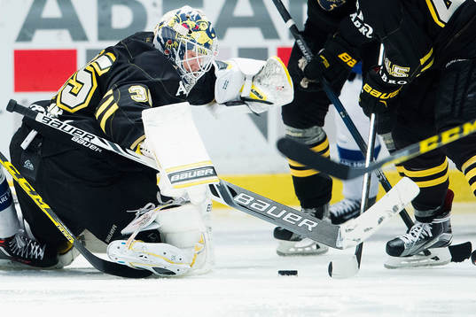 s målvakt Robin Rahm försöker få tag i pucken