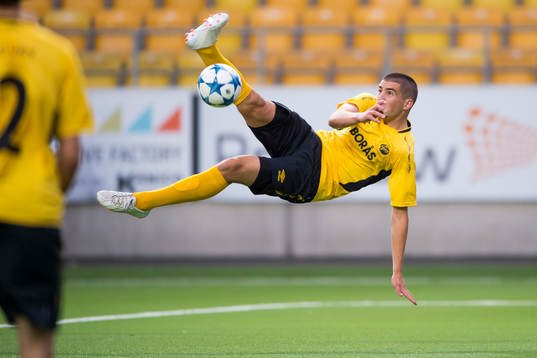 Elfsborgs Ibrahim Dresevic prövar en cykelspark