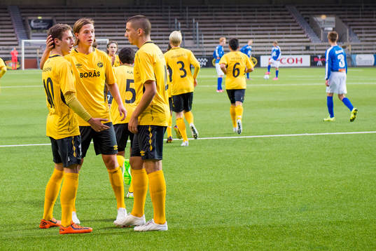 Elfsborgs Arian Kabashi klappas om av Simon Olsson och