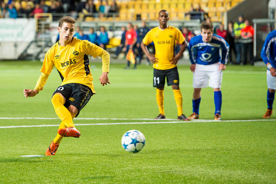 Elfsborgs Arian Kabashi gör mål på straff