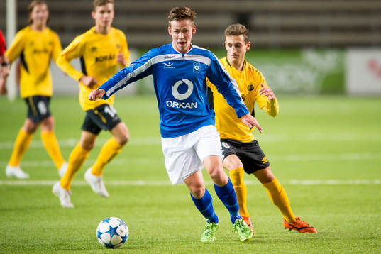 Stjarnans Alex Hauksson jagas av Elfsborgs Arian Kabashi