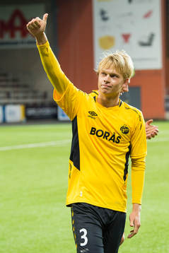 Elfsborgs Philip Rosberg gör tummen upp mot publiken