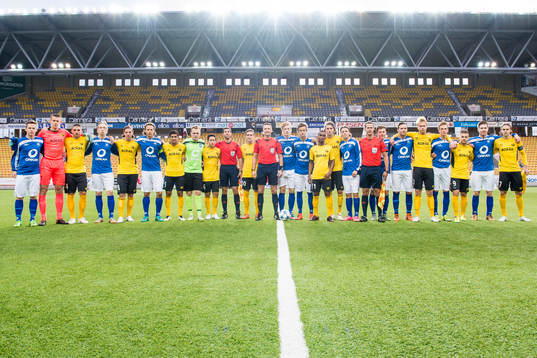 Domare och samtliga spelare i gemensam gruppbild innan en