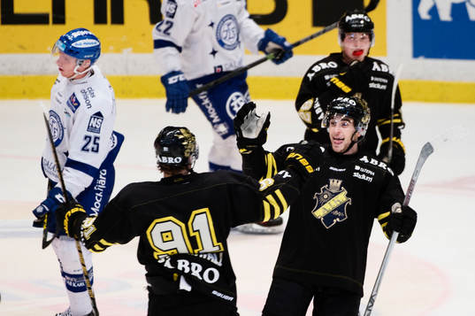 s Jonathan Andersson och Malte Strömwall jublar