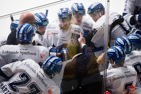 Leksands tränare Sjur Robert Nilsen pratar med spelarna