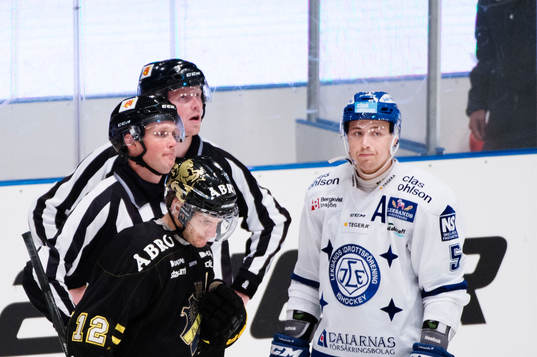 Leksands Robin Jacobsson deppar när beskedet kommer att