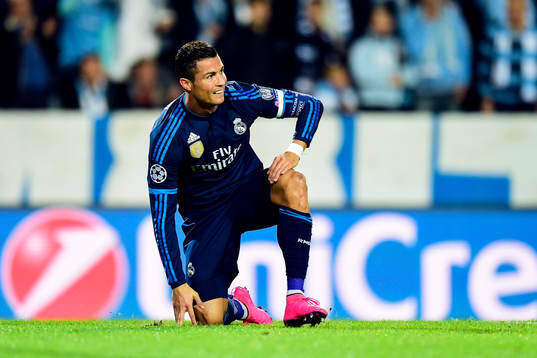 Real Madrids Cristiano Ronaldo går på knä