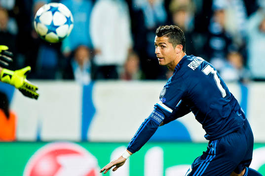 Real Madrids Cristiano Ronaldo kommer fri mot målvakt