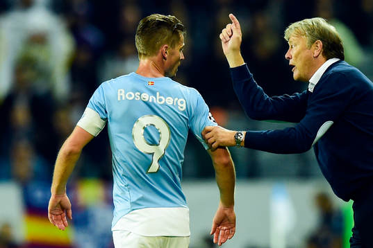 Malmö FFs Markus Rosenberg får instruktioner från Malmö