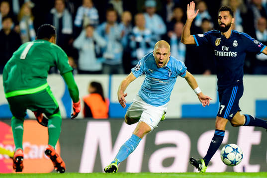 Malmö FFs Anton Tinnerholmkommer fri mot Real Madrids