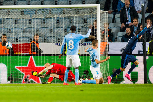 Real Madrids Cristiano Ronaldo (th) gör 0-2 bakom Malmö