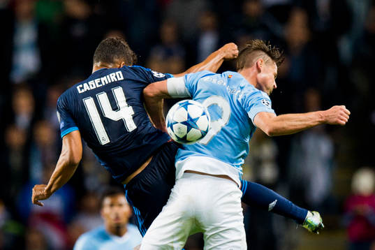 Real Madrids Casemiro i nickduell med Malmö FFs Markus