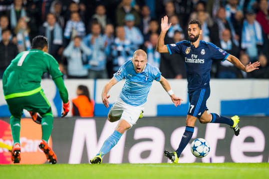 Malmö FFs Anton Tinnerholm jagas av Real Madrids Alvaro