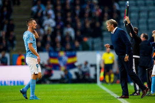 Malmö FFs tränare Åge Hareide i dialog med Markus