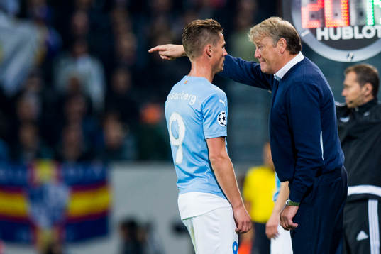 Malmö FFs tränare Åge Hareide i dialog med Markus