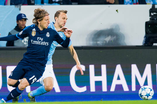 Malmö FFs Magnus Wolff Eikrem och Real Madrids Luka Modric
