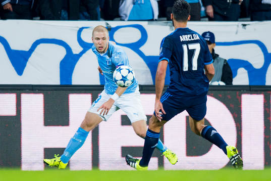 Malmö FFs Anton Tinnerholm bevakas av Real Madrids Alvaro