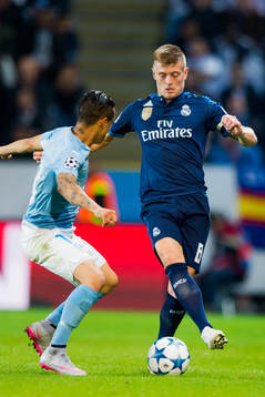 Real Madrids Toni Kroos bevakas av Malmö FFs Victor