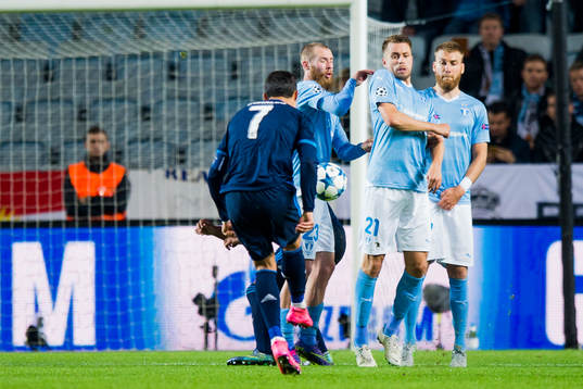 Real Madrids Cristiano Ronaldo lägger en frispark mot