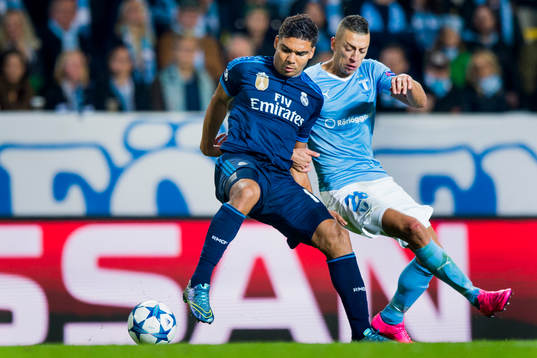 Real Madrids Casemiro och Malmö FFs Nikola Djurdjic